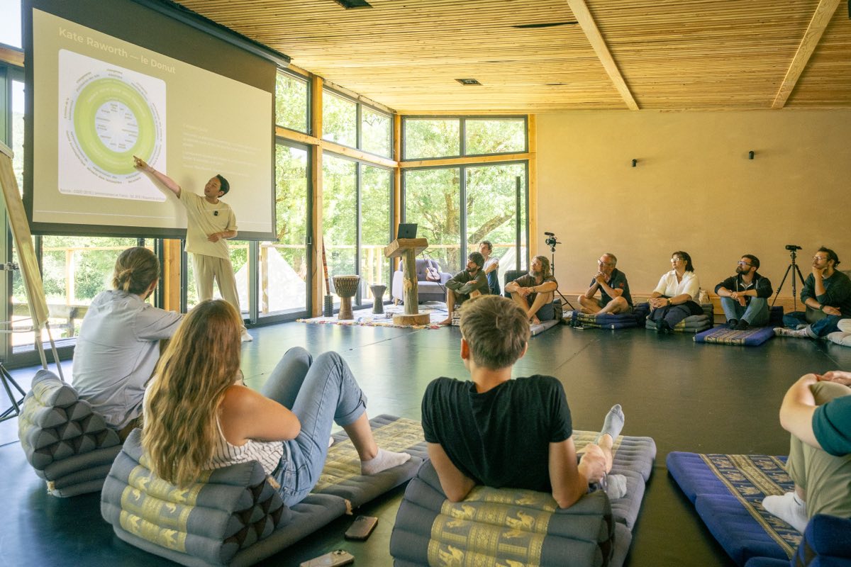 Un intervenant présente un schéma à l'écran devant les participants du séminaire Fyneo