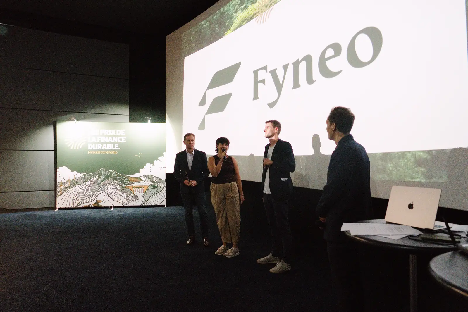 Le logo Fyneo projeté sur la scène des Prix de la Finance Durable 2026.