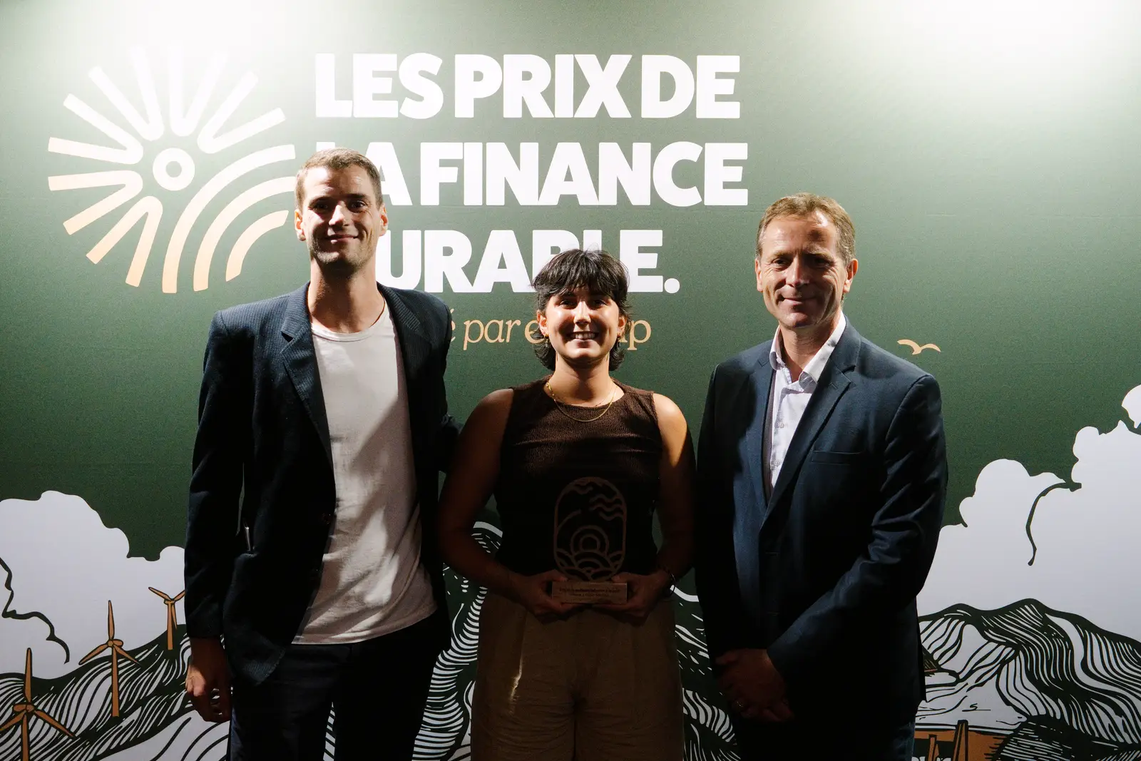 Le collectif Fyneo Patrimoine réuni avec le trophée des Prix de la Finance Durable 2026.