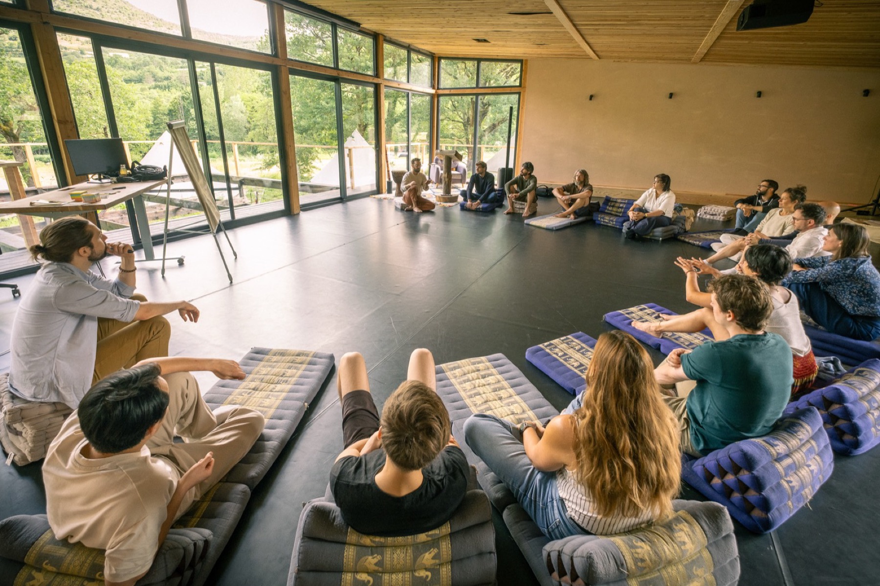 Le collectif réuni en cercle dans la salle du séminaire.