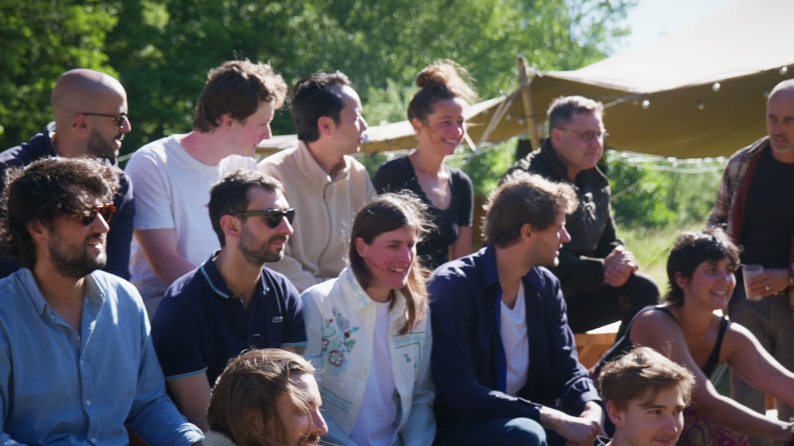 Des conseillers du collectif Fyneo réunis en plein air.