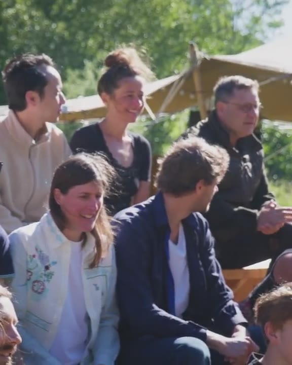 Image tirée du film du séminaire : des membres du collectif assis dehors, sous la tente.